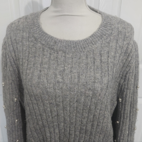 Lane Bryant Size 22/24 Gray Sweater With "Pearl" Accents On The Sleeves - Picture 1 of 10